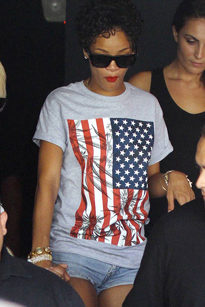 蕾哈娜身穿国旗T恤现身,借此表达爱国之心